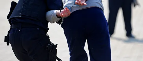 Cinci tineri, arestați la Brașov după ce au bătut un paznic și au furat 300 de kilograme de cablu