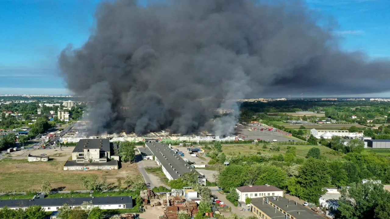 Consulatul rus din Cracovia, închis în urma anchetei privind INCENDIEREA unui centru comercial din Varșovia de către agenți ruși