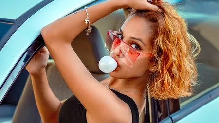 Studiu. O simplă gumă de mestecat poate elibera sute sau mii de MICROPLASTICE în gură