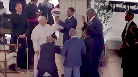 Moment viral la Vatican: Trucul din baschet 