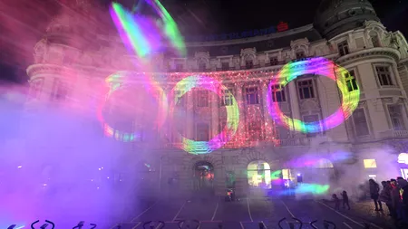 (P) Peste 400 de bucureșteni au dat viață celei mai spectaculoase proiecții laser pe clădirea BCR din Piața Universității 