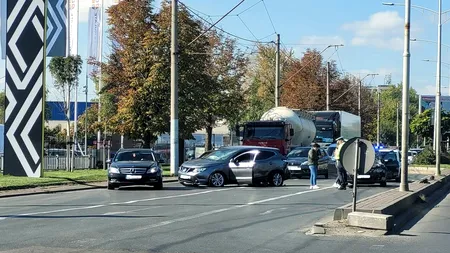Accident cu trei mașini pe bulevardul Iuliu Maniu din București | FOTO