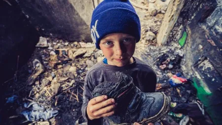 EMOȚIONANT. Copil în lacrimi, după ce a rămas fără adidașii noi în urma unui incendiu / Focul a distrus în totalitate casa familiei sale