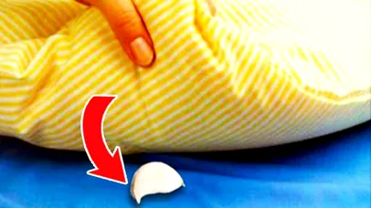 Ce se întâmplă dacă pui un cățel de usturoi sub pernă, înainte de culcare. La asta sigur nu te așteptai!