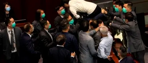 HONG KONG. Conflict violent, izbucnit în Parlamentul din Hong Kong, pe fondul unei legi care interzice imnul național