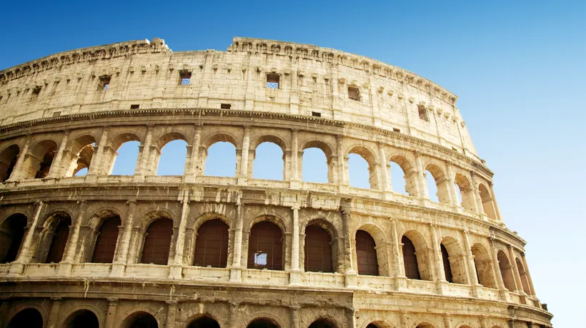 VIDEO | Turistul care și-a scris cu cheia numele pe Colosseum a fost identificat. Ce pedeapsă riscă pentru distrugerea patrimoniului cultural