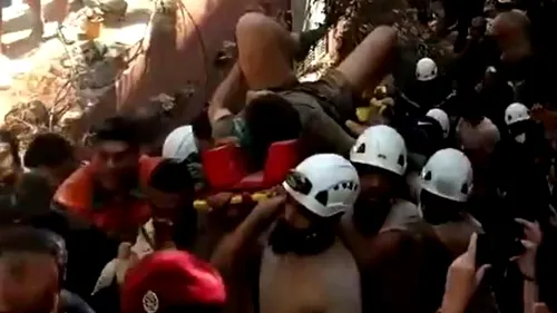 Bărbat găsit în viață, după 15 ore de la explozia din Beirut. Se afla sub ruinele casei sale (VIDEO)