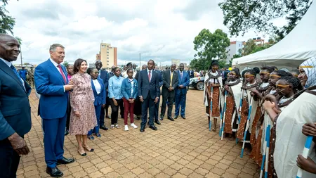VIDEO | Carmen Iohannis intră în dans tradițional kenyan / Familia prezidențială a vizitat un liceu de fete. 
