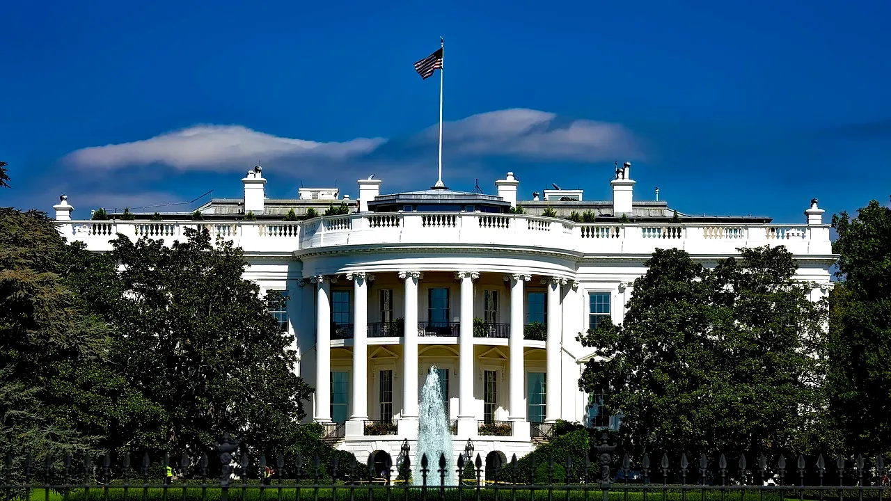 Casa Albă creează confuzie pe rețelele de socializare prin postări misterioase și o imagine blurată cu Donald Trump