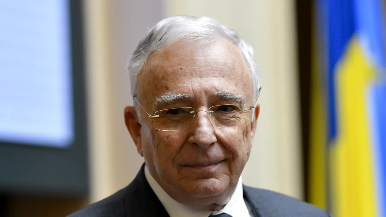 Câți ani împlinește azi Mugur Isărescu. Este pensionar de peste un deceniu, dar conduce în continuare Banca Națională a României