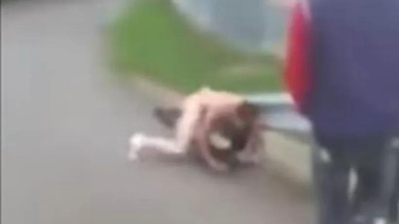 VIDEO. Copil din Neamț, bătut cu sălbăticie de un individ în pielea goală, în mijlocul străzii. Atenție, imagini cu puternic impact emoțional!