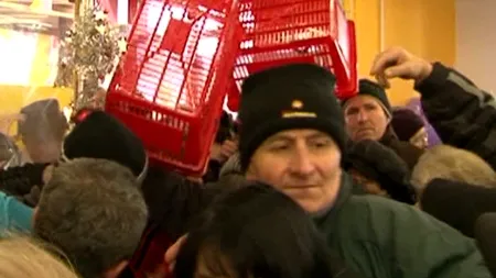 Sute de ieșeni s-au călcat în picioare la deschiderea unui nou magazin LIDL