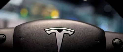 O Tesla, cumpărată de 3 zile, a zbucnit în flăcări în timp ce șoferul era la volan. Mașina costase 129.000 de dolari