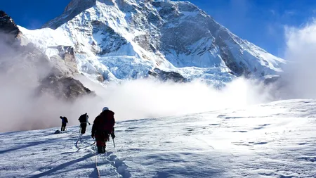 Sute de turiști, blocați pe Muntele EVEREST din cauza unei furtuni de zăpadă fără precedent