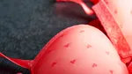 Scene interzise de amor în Iași. Doi amanți și-au dat întâlnire lângă un supermarket, au renunțat la haine și au trecut la fapte în văzul tuturor