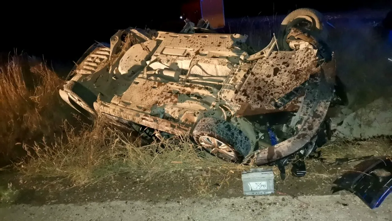 FOTO | Accident grav în Botoșani: Patru tineri, cu vârste între 17 și 19 ani, au ajuns la spital / Mașina s-a făcut zob
