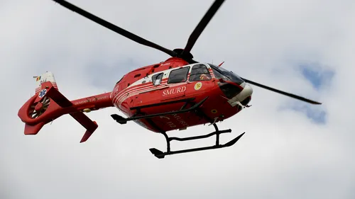 Elicopterul SMURD a aterizat pe DN 1 pentru preluarea victimelor unui accident. Traficul este blocat