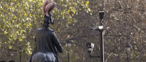 Un bărbat gol a făcut show în centrul Londrei, după ce s-a urcat pe o statuie
