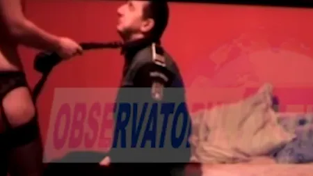 Un șef de poliție român, filmat în timpul unei partide de sex cu o presupusă prostituată. Imaginile au ajuns pe internet și pe masa șefilor săi. La câteva ore a demisionat.VIDEO EXPLICIT