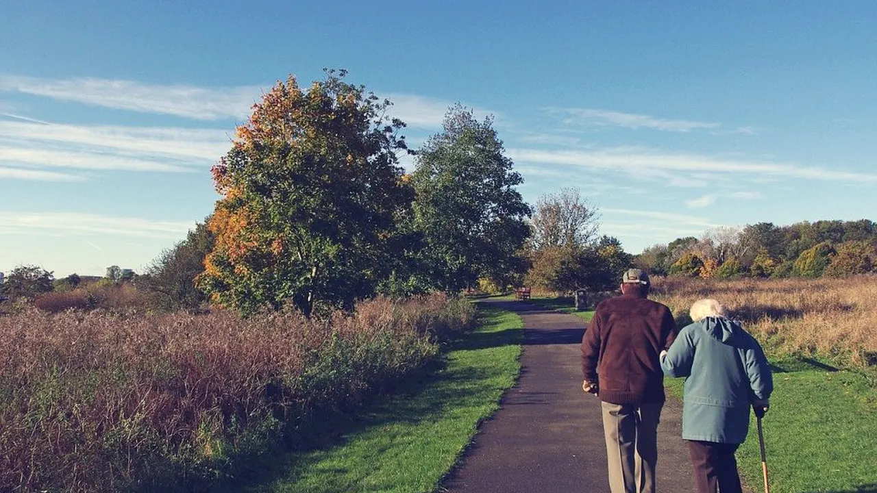 „Până când Covid ne va despărți”. Revedere emoționantă pentru doi bătrânei căsătoriți de 60 de ani (VIDEO)