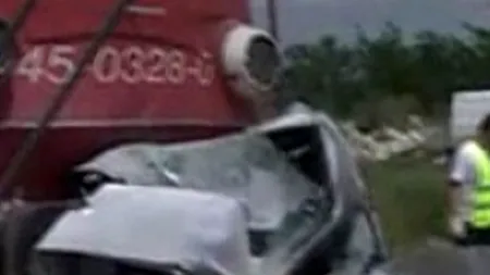 Harghita: Trafic rutier și feroviat blocat după ce un tren a lovit o autoutilitară, apoi a deraiat
