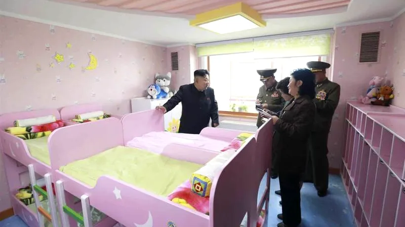 Detaliul din fotografie pe care nu l-ai observat. Kim Jong-un în vizită la un orfelinat - GALERIE FOTO