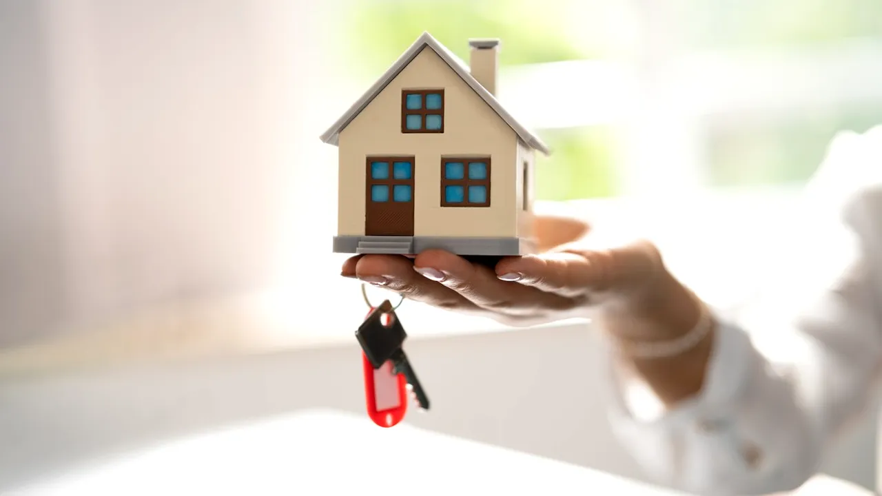 A devenit mai „ieftin” să îți cumperi o LOCUINȚĂ decât să o închiriezi. Care sunt avantajele și unde se întâmplă acest fenomen?