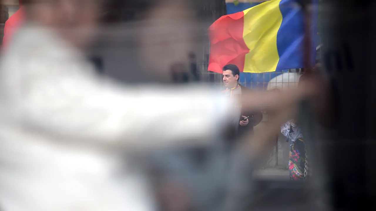 Candidații aflatului în treabă. La primărie cu porcul tricolor și taxiul comunist