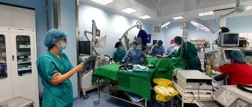 Operație în premieră la Spitalul Universitar. Electrozi implantați intracerebral pentru pacienții cu epilepsie