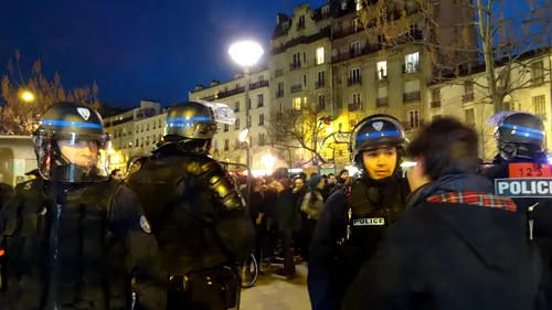 REVOLTĂ. Lumea, aruncată în haos! Protest al polițiștilor la Arcul de Triumf! Îl acuză de trădare pe ministrul de Interne. VIDEO