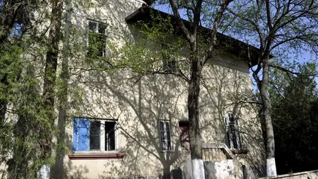 Cum arată conacul interbelic cu 18 camere, heleșteu și curte de 1200 de metri pătrați mai ieftin decât o garsonieră în București