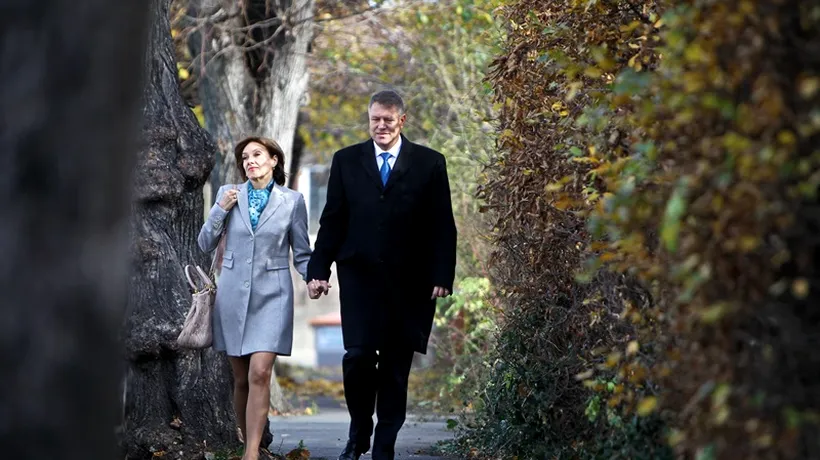 Președintele Iohannis s-a plimbat cu soția sa prin Roma și a făcut fotografii cu turiștii români