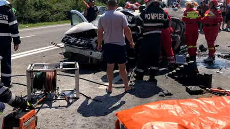 Un MORT și doi răniți GRAV, după ce o motocicletă și o mașină s-au CIOCNIT VIOLENT, apoi au luat foc