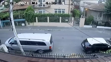 Un nou incident cu trotineta electrică în Regie. O tânără a izbit atât de puternic o mașină parcată, că a mișcat autovehiculul