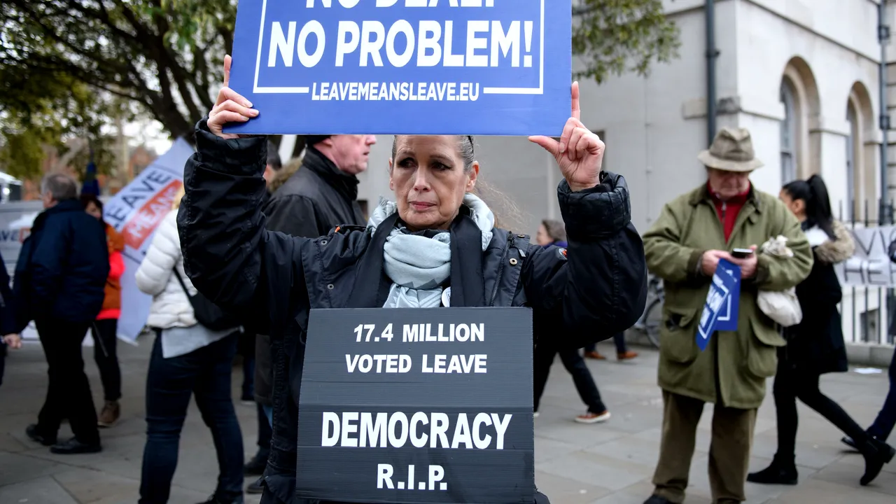 Theresa May caută sprijinul nord-irlandezilor și al rebelilor din propriul partid pentru un nou ACORD BREXIT