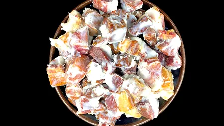 Carne la garniță: cum se prepară cea mai delicioasă rețetă și care este SECRETUL frăgezimii ei