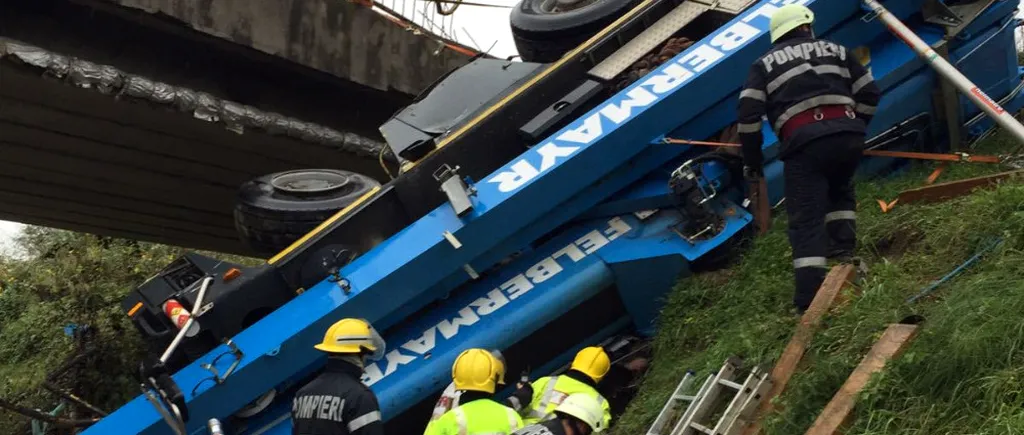 O macara de peste 40 de tone s-a prăbușit de pe un pod în Dâmbovița. Șoferul a murit pe loc