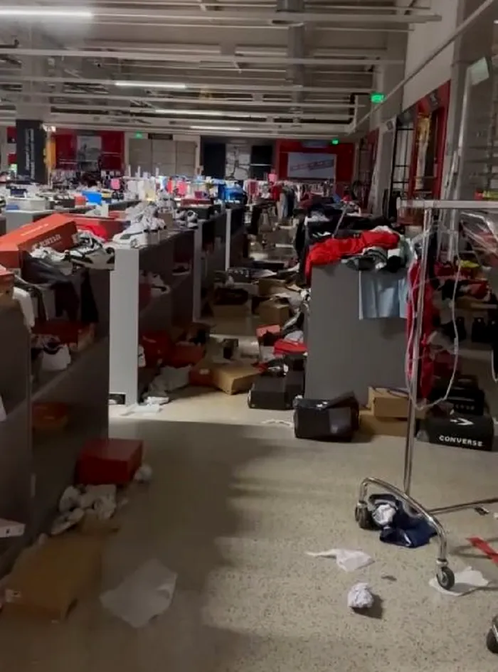Reducerile de 50% au creat haos într-un magazin de articole sportive din Oradea. Clienții au lăsat dezastru în goana după oferte