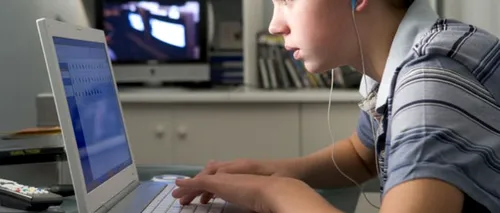 STUDIU. Nouă din zece copiii români au cont pe Facebook