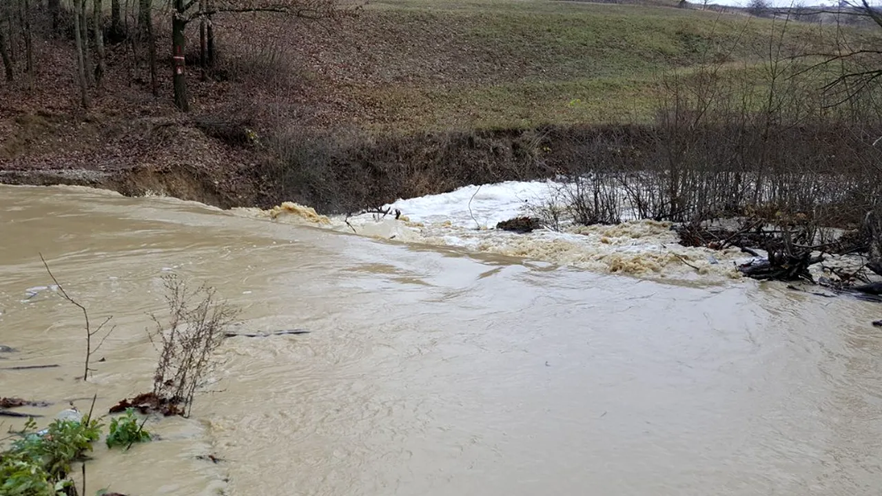 Salvatorii, puși degeaba pe drumuri de câțiva turiști izolați pe malul unei ape: Au trecut singuri râul, cu mașina lor. Acum sunt acasă