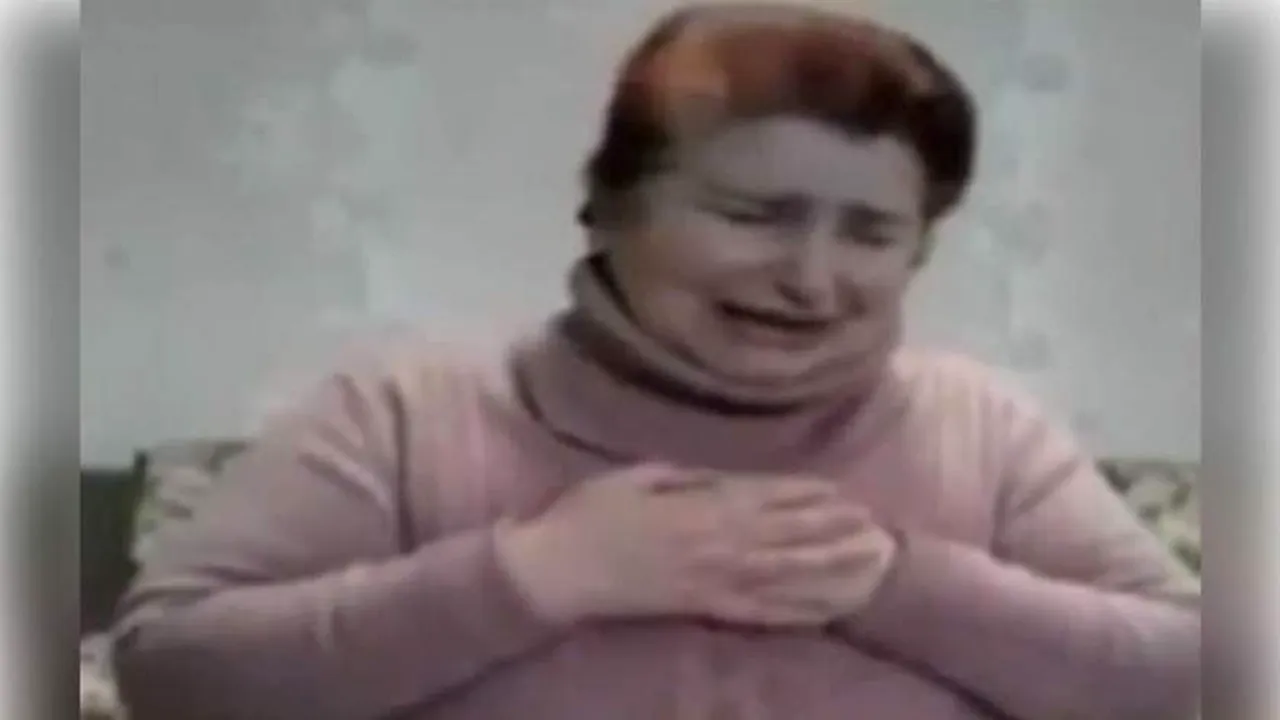 DE TEAMA RĂZBUNĂRII, o femeie cu COVID-19 care nu a respectat izolarea, își cere scuze în genunchi de la persoanle pe care le-a infectat