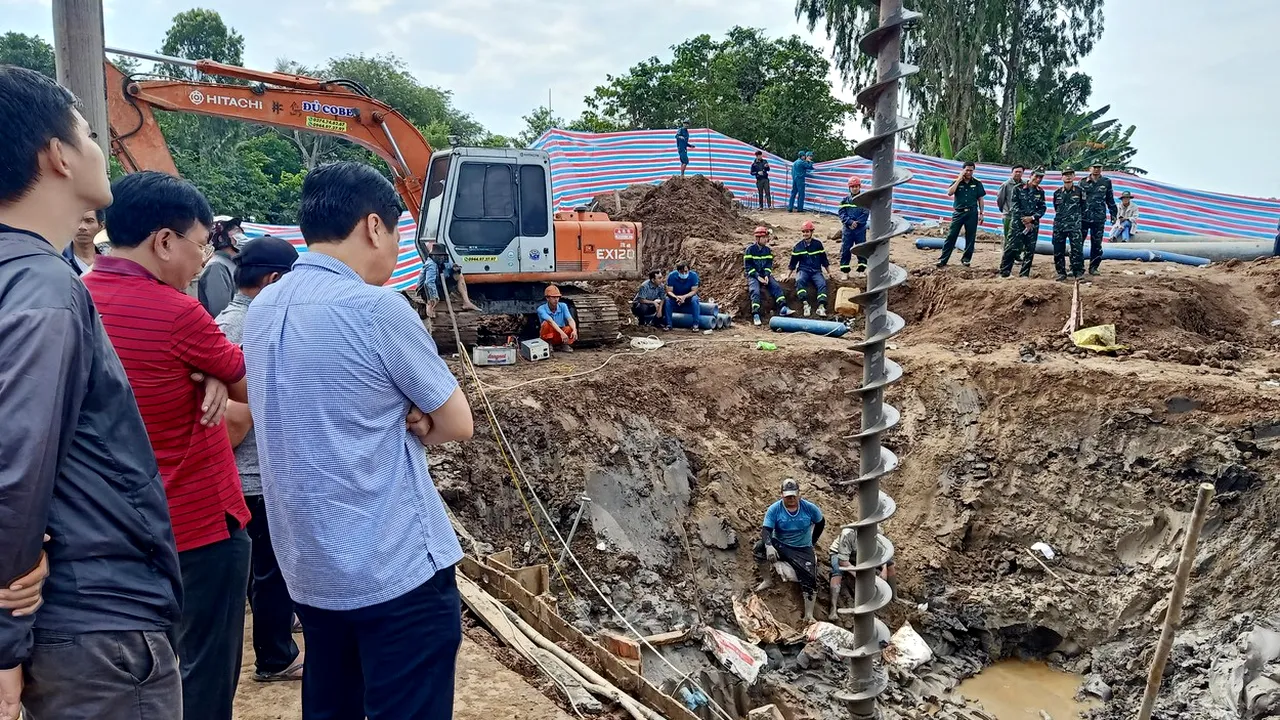 Operațiune disperată în Vietnam, pentru salvarea unui băiețel de 10 ani care a căzut în interiorul unui stâlp gol din beton. La acțiune participă sute de oameni