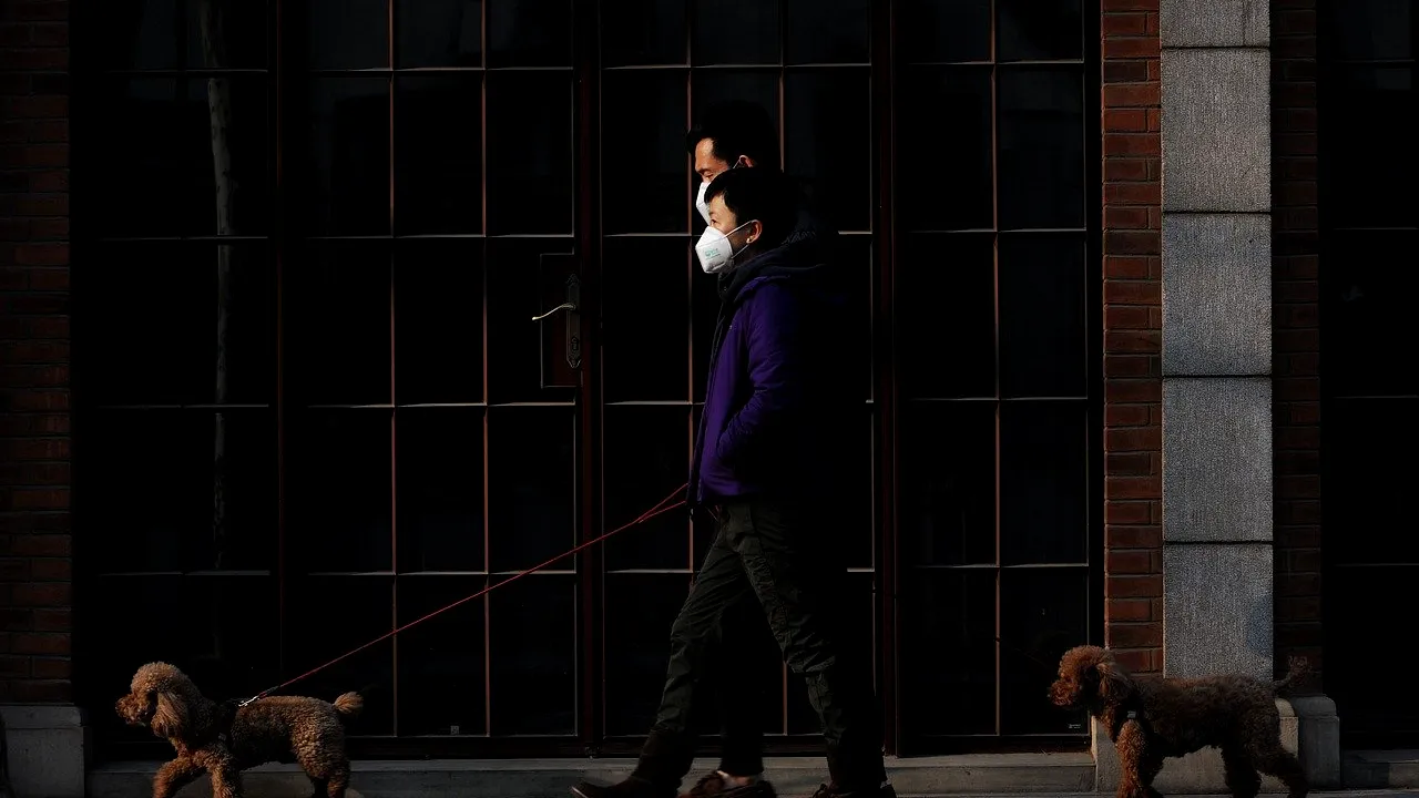 Unele municipalități chineze interzic accesul persoanelor nevaccinate în școli, spitale și mijloacele de transport în comun