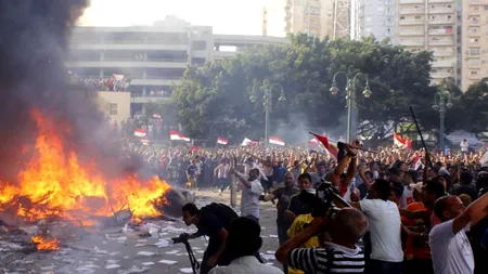 SUA au ordonat evacuarea ambasadei lor din Cairo. Obama cere revenirea rapidă la o putere civilă