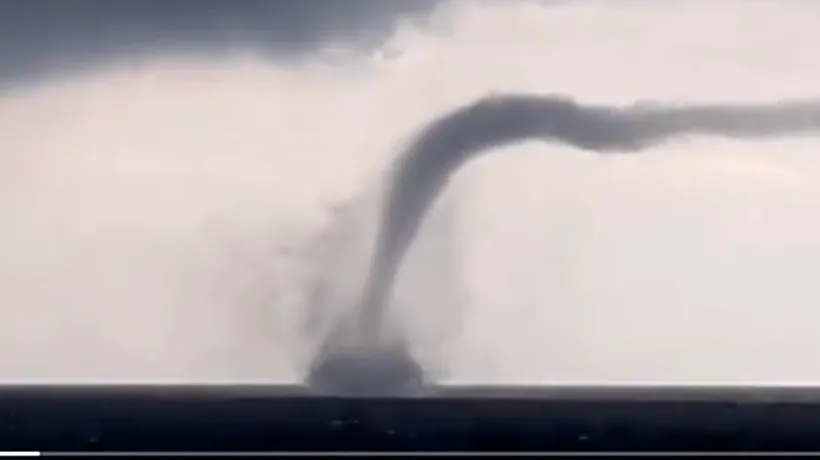 O tornadă a fost surprinsă de marinari deasupra Mării Negre