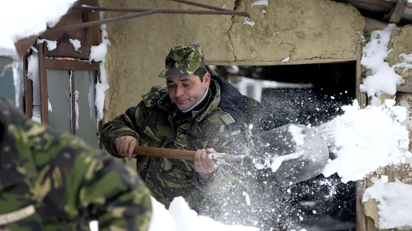 Militarii intervin în continuare în zonele afectate de ninsori și viscol