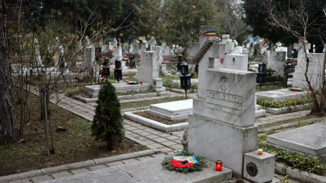 Motivul pentru care un tânăr din Iași a încercat să-și DEZGROAPE tatăl, care murise în 2022. Preotul satului a alertat imediat autoritățile