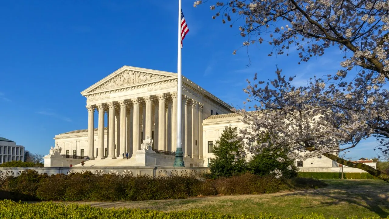 Curtea Supremă din SUA blochează deciziile federale, dar nu clarifică efectele ordinului lui Trump despre cetățenia prin naștere