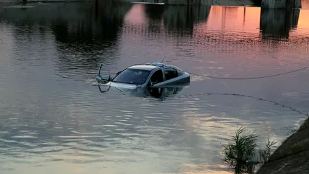 O șoferiță a căzut cu mașina în râul Dâmbovița