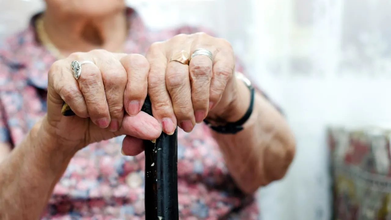 RAPORT. Record de apeluri de la bătrâni în perioada stării de urgență: S-au accentuat sentimentele de izolare, de neputință și inutilitate